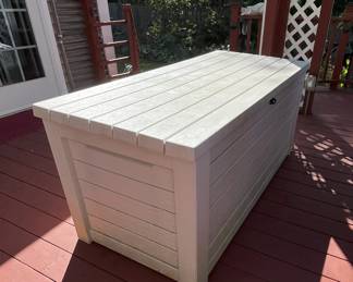 Outdoor storage chest. Large and clean.