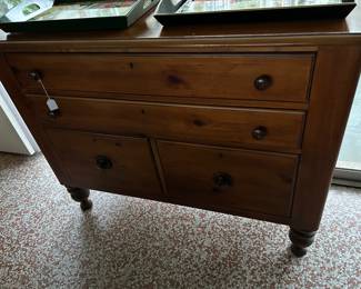 Mice pine chest
