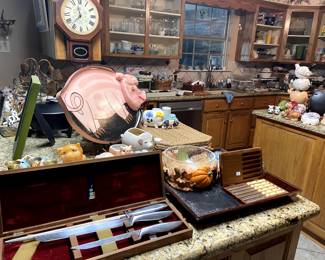 Several knife sets, more piggies!
