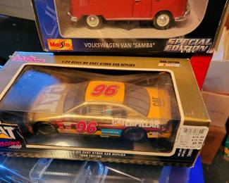 • Maisto 1/25 Scale Special Edition 2002 Samba VW Volkswagen Van
• Racing Champions David Green  1998 Nascar Caterpillar Racing 1/18 Die Cast