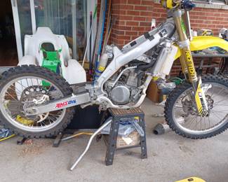 Suzuki RM250 dirt bike
