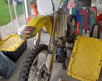 Suzuki RM250 dirt bike