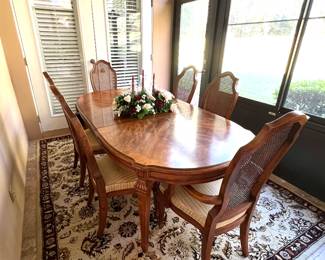 Dining Room Table - 6 Chairs - 2 Leafs - Pads 