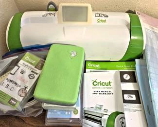 Cricut Expression electronic cutter machine with case