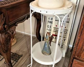 Reproduction washstand 