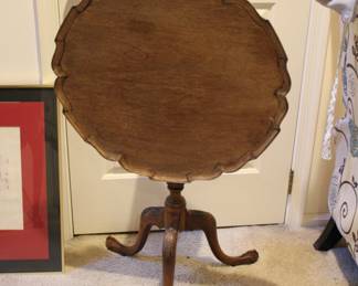 Tilt top table with scalloped edge