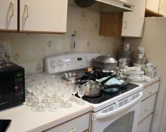 Assorted kitchen items