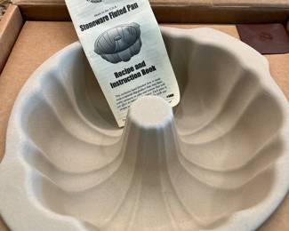 Open box Pampered Chef Bundt pan