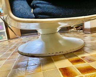 1970s Egg Chair WORKS!! Made by Lee  Company. We are taking OFFERS! Is available for pre-sell! 
Email your offer to Carryonestate@gmail.com or text to 615-405-1680