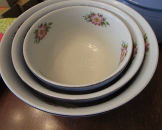 Hall "pert" nesting bowls