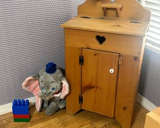 1970s Disney Plush Dumbo        Wood Hamper