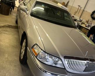 2011 Lincoln Town Car - Silver, Signature Limited Sedan 4D, RWD, V8, Flex Fuel, 4.6 Liter, Automatic 4-speed with Overdrive, leather interior, 86,585 miles. super clean and well maintained