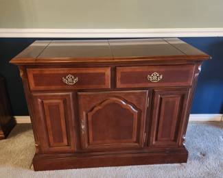 Bar serving table