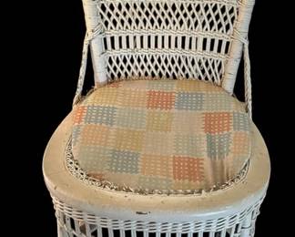 Vintage White Wicker Cair