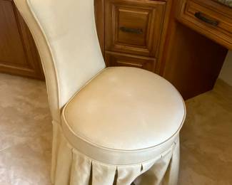 VANITY CHAIR ON WHEELS