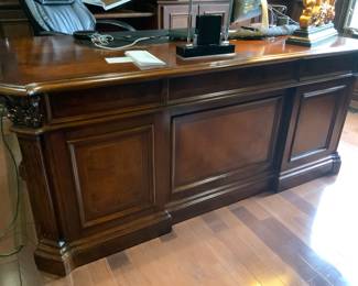 EXCELLENT CONDITION HOOKER EXECUTIVE DESK