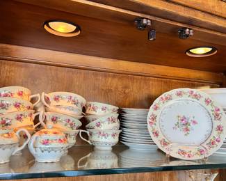 Gold Castle Dinnerware Set