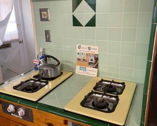 I'm so impressed by the pristine condition of this 1950's home! I had to show off this beautiful scratch & scruff free stove top 4 burner set by ROPER.