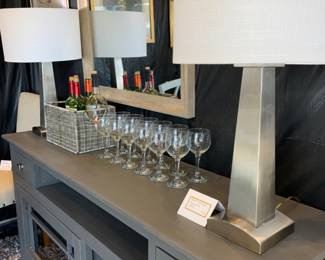 Modern accents make every table a winner!