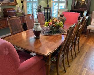 Nice Heritage table and six side chairs and 2 leaves.