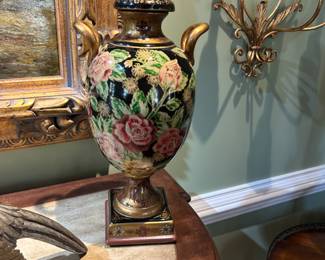 Nice lidded urn.