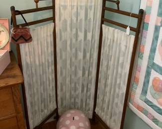 Small children's screen in mint condition