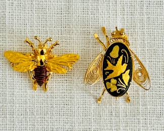 Vintage gold tone fashion brooches including Damascene filigree bug (R)