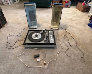 Vintage RCA record player. (Needs Work)