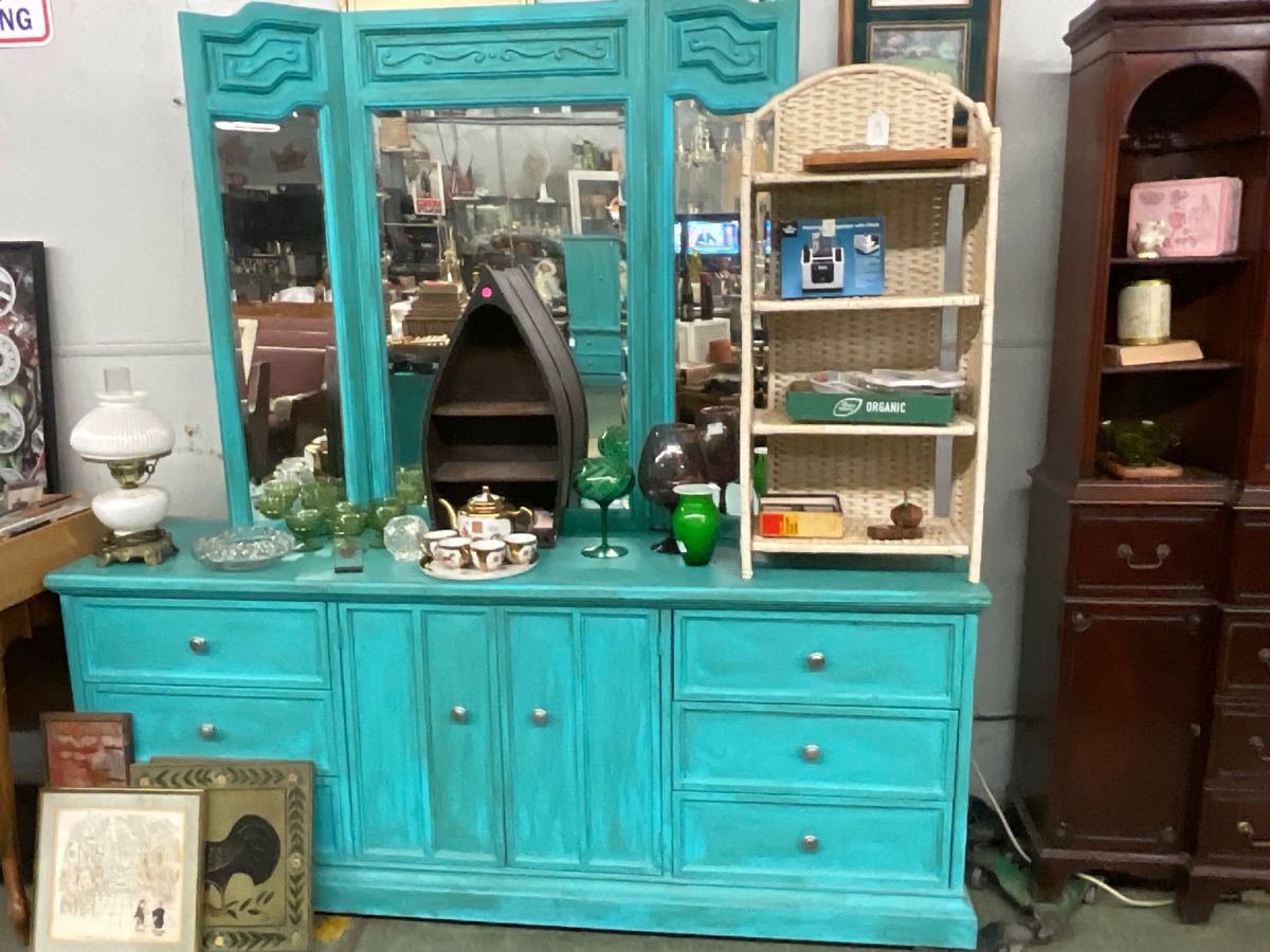 Live AUCTION NEW ESTATE, more FuRniTure starts on 11/4/2023