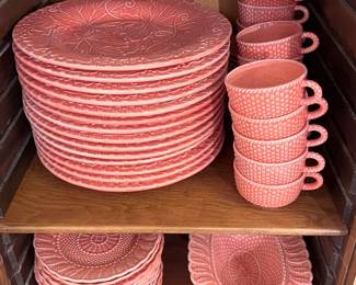 Love this vintage set of coral lettuce leaf and basket weave 
