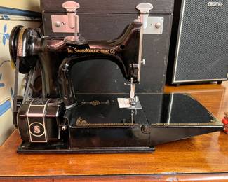 Vintage Singer mini-machine with box and parts
