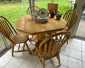 Quality dining room table and (4) chairs 