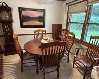 Quality Nichols & Stone dining room table with leaves and 6 chairs