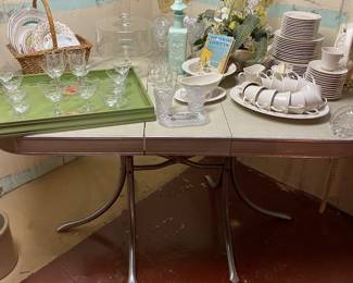 BASEMENT!! Mid Century Dinette Table