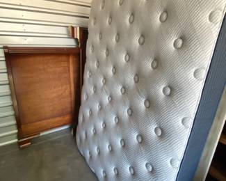 Slpendid Queen Size Serta Mattress And Sleigh Bed