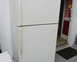 Whirlpool Roper Refrigerator / RT18DKXKQ00