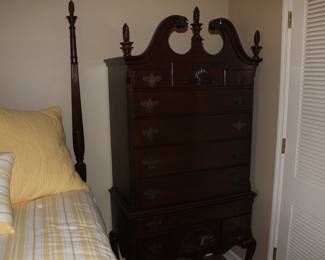 Chest on chest, matches bed