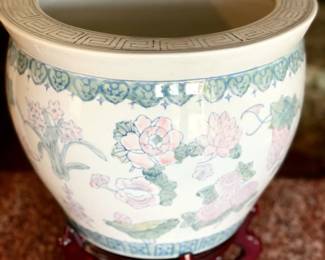 134 Vtg Asian Chinoiserie Pot With Stand
