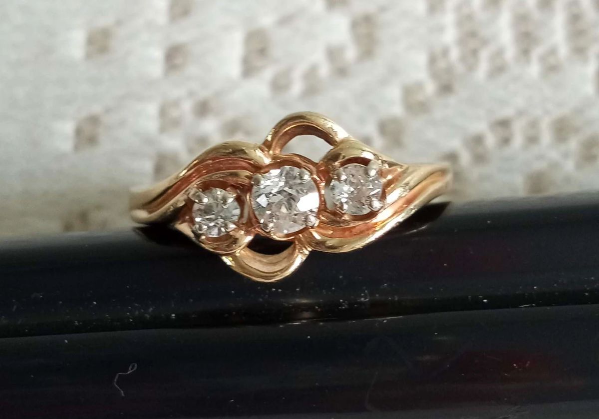 001 14KT Gold Diamond Ring