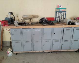Cool workbench w/locker storage