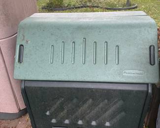 Rubbermaid composter.