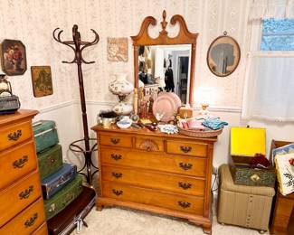 Traditional dresser & matching mirror.