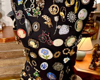 Selection of vintage pins & brooches.