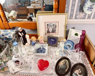 Dressertop memorabilia.