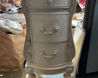 Cute side table!