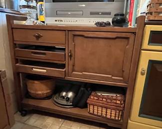 Nice vintage server cart...