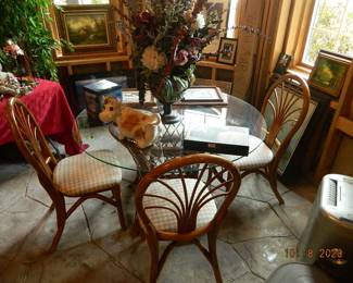 glass table w/4 chairs