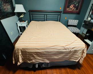 $200 Queen bed 