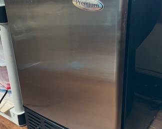 #26 - $120 Premium ice maker 2017 15Wx17Dx24TModel #PIM106MS - 2017	