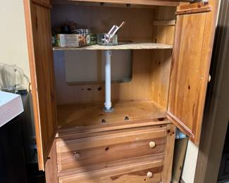 #21- $250 - Pine bar/cabinet entretainement 42x20x63	